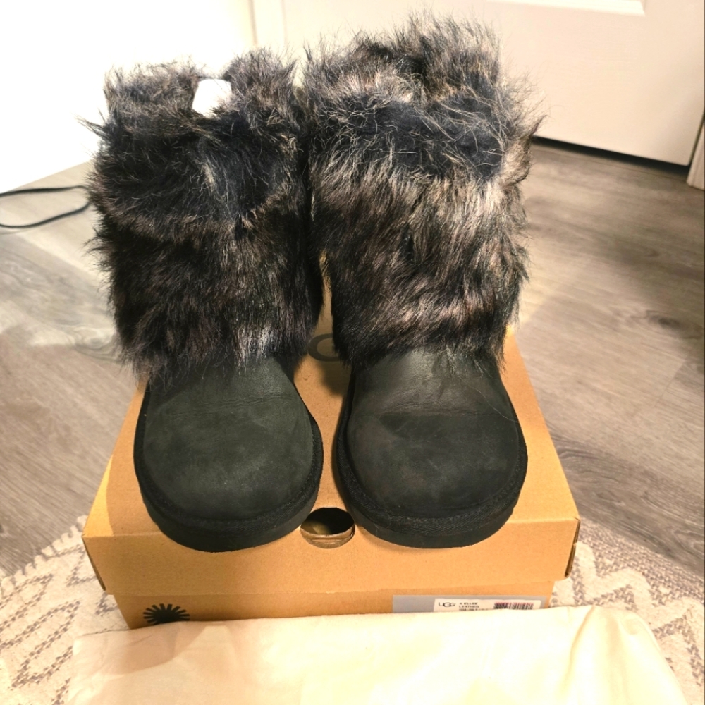 UGGs New. Black shade. Size 5 (Fits 7.5)